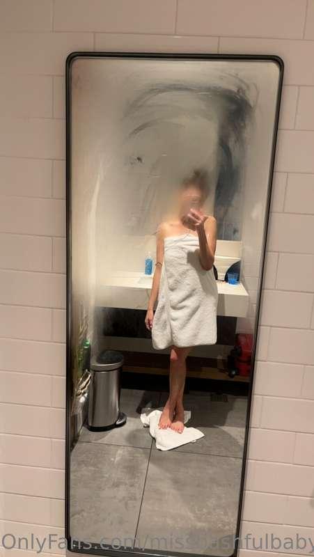 come shower with me in the airport lounge 🙈🚿
