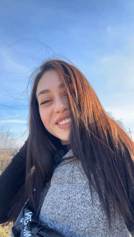 SMILE MORE OFTEN! 😌Smiling is my favorite part of my body! I..