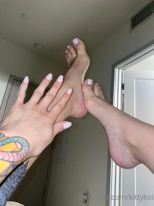 Here are some hot pictures of my feet 🥰 would you suck on my..