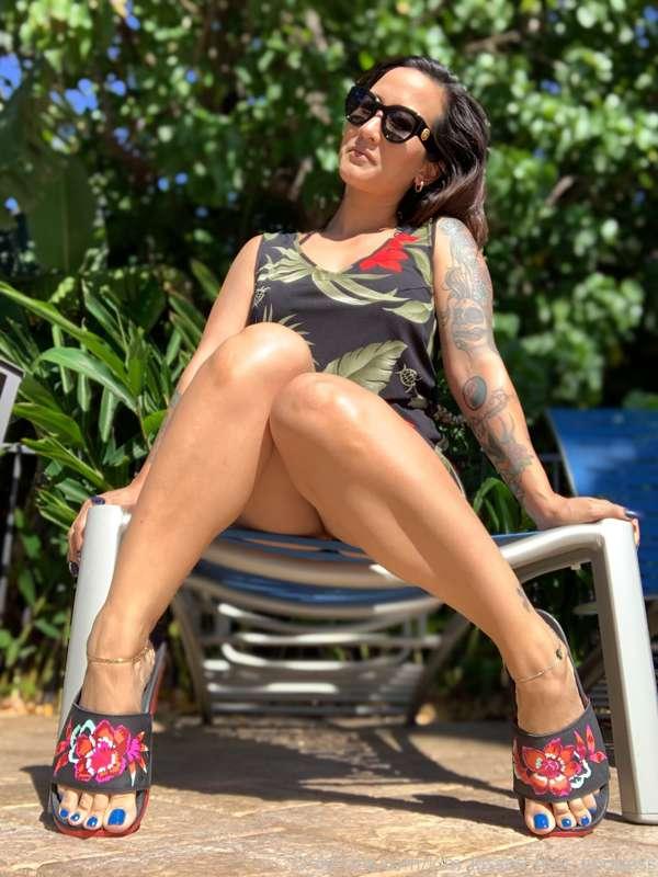 Feeling the heat out in this sun🔥😘