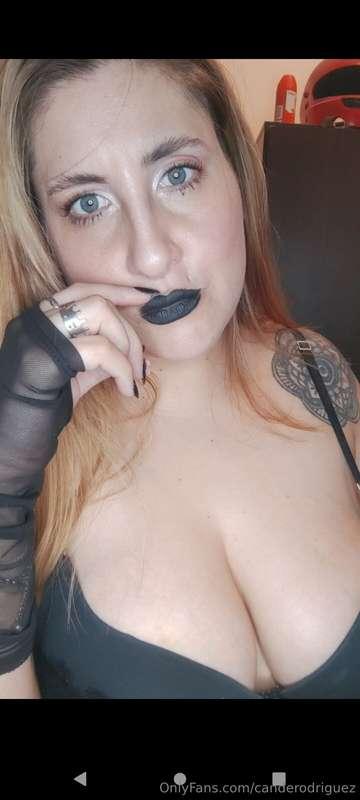 Latina blonde with very big tits and beautiful blue eyes is ..