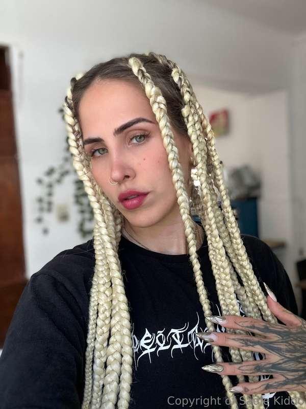 Blessing you with a selfie 💅🏻