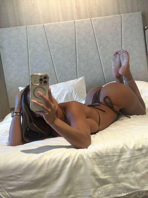 Who dares to slide my bikini to the side .. 😉