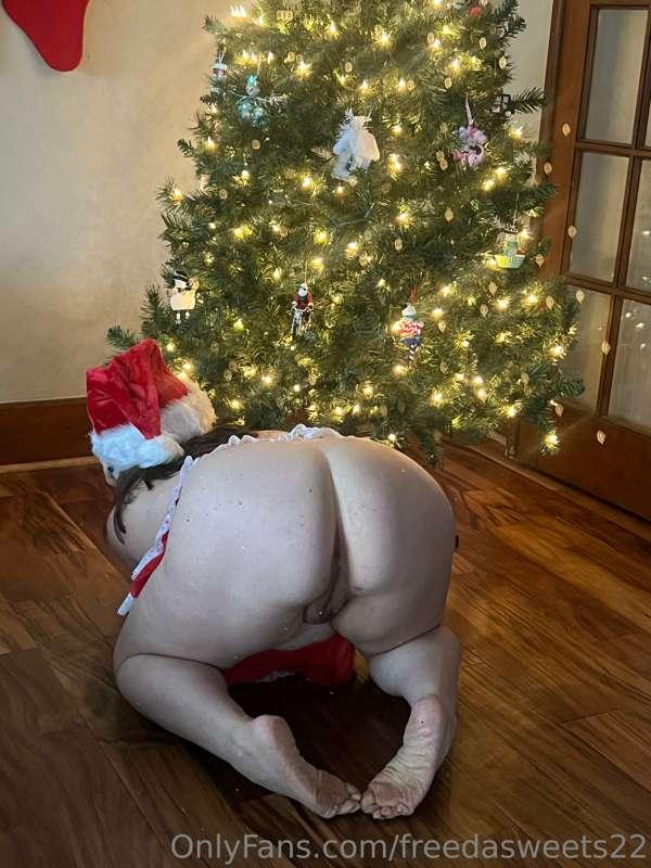 I’m not sad about taking down the tree- are you😏

Cum and he..