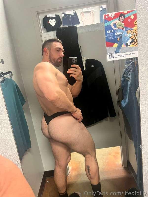 Thong dilly back in action at a thrift shop 🤠