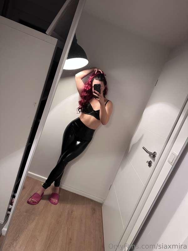 Over 3 minutes in this shiny leggings 😍enjoy the sound 🥰😉💦 I..