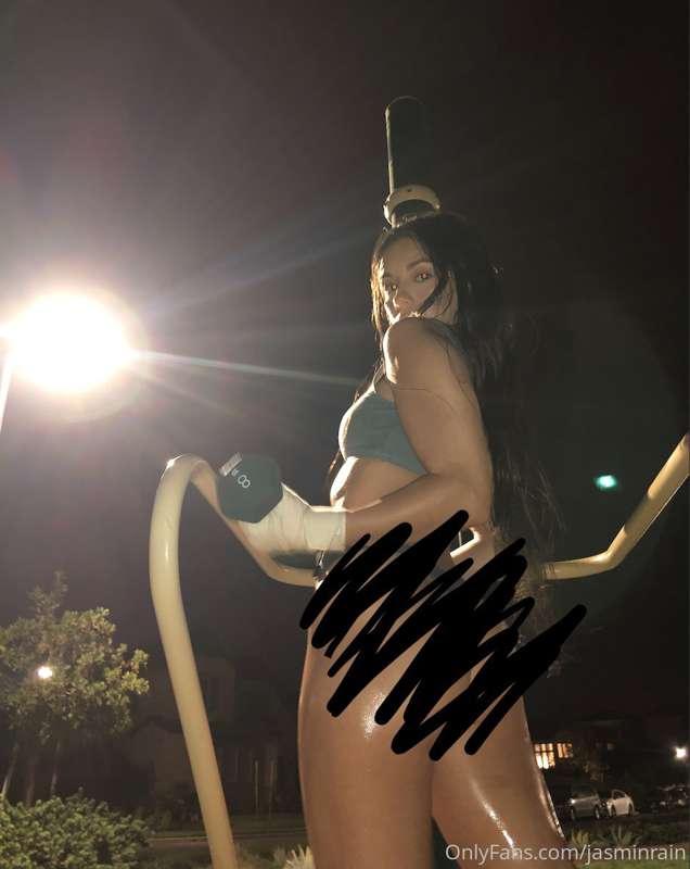 Wanna see more of my sexy, sweaty workout look? Check your i..