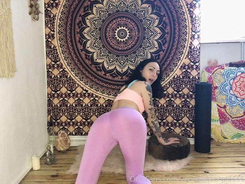 Check your DMs boo 💋 there’s a cute little yoga pants cum sh..