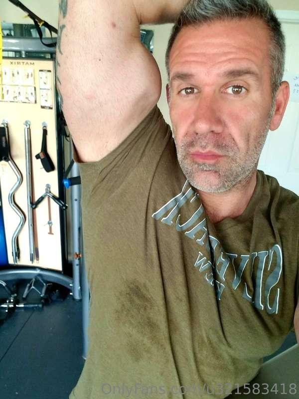 Imagine how 💦 I am under this shirt!!!