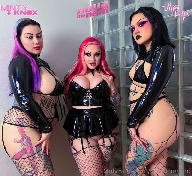 Goth Trio ❤️‍🔥

🇬🇧New veeery hot video coming from us tomorr..