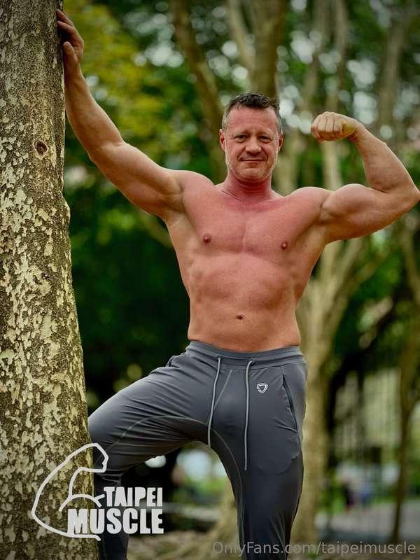 Flexing in the park for your EYES to eat. Lick my MUSCLES. E..