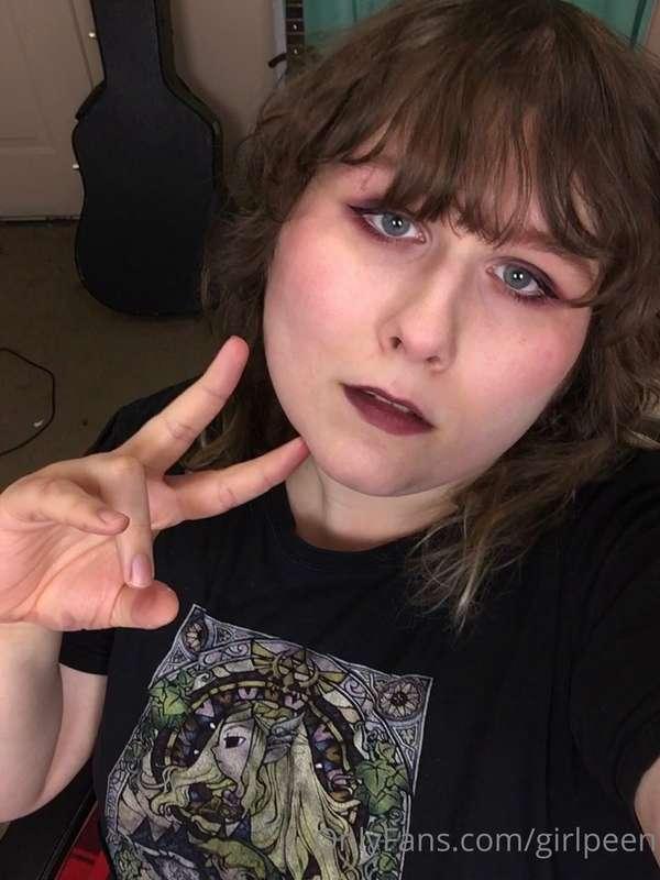chubby goth girlfriend <3