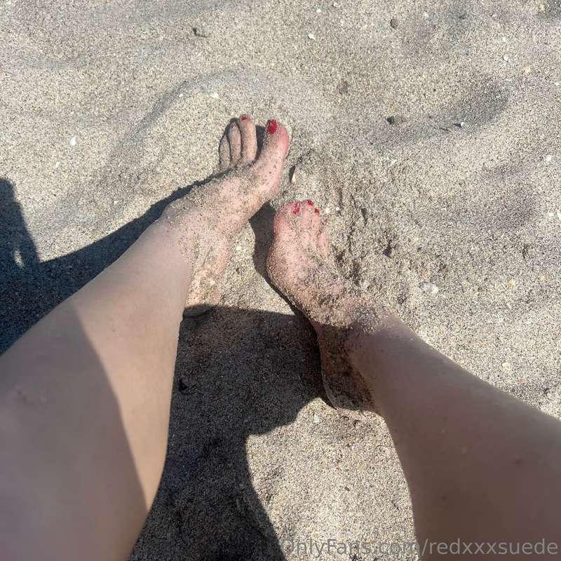 Sandy toes 🦶🦶