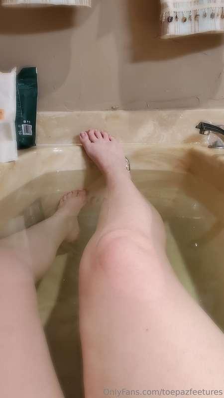 Can't even put my poor broken toe in the hot bath. 😩😩😓