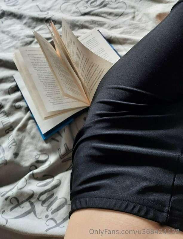 In this autumn weather, it's wonderful to spend time in bed ..