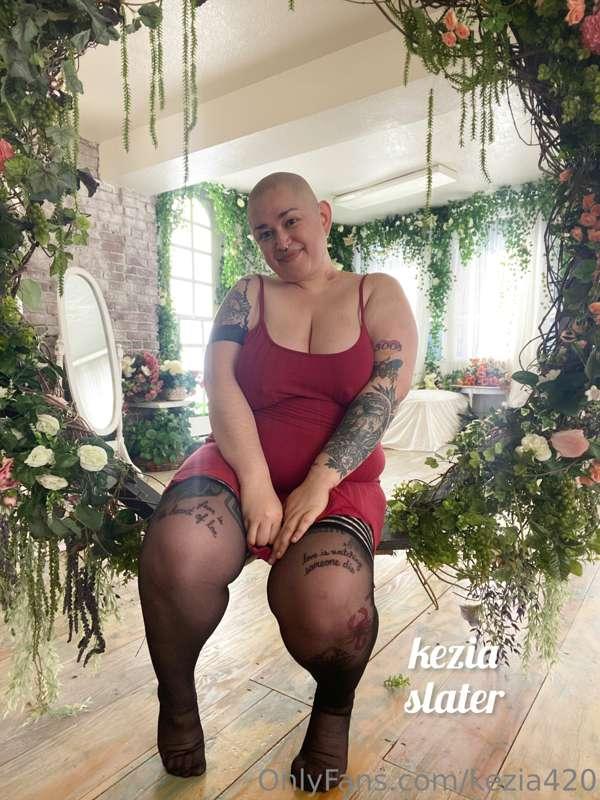 Front or back pervs? Can you believe how huge my ass looks i..