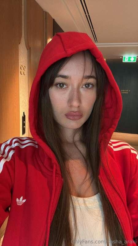 Think this is just a regular sporty look? Think again 😉 Unde..