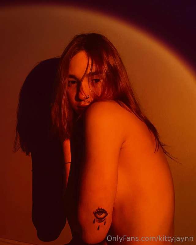 shadows don’t hide much… do you wanna see the rest? 😏