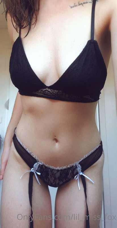 Your Mistress will see you now 
🐈‍⬛🖤💋
Thighs, garters, toes/..