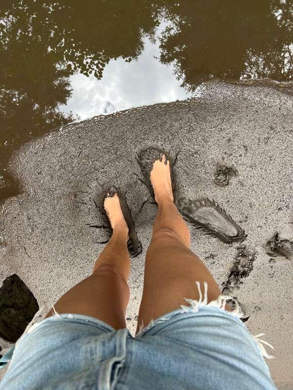 For anyone who loves Kate's feet...she got them extra dirty ..