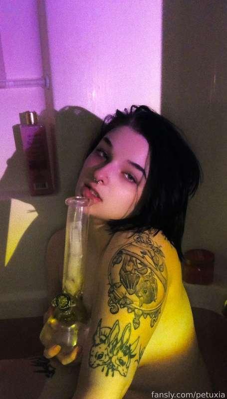 #gothgirls #freetofollow #stonergirls #bath 