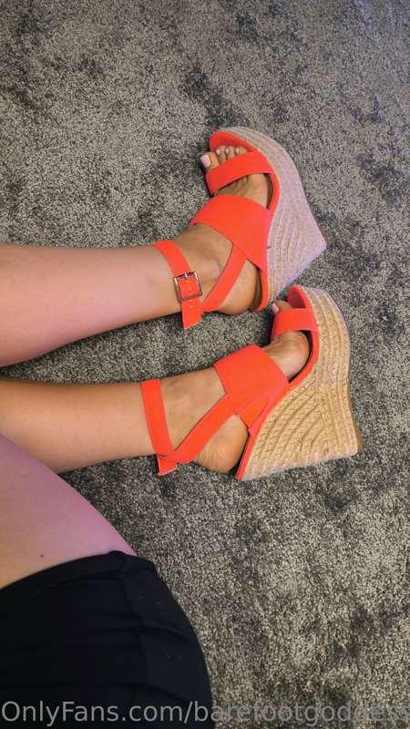 Your favorite wedges are back 😏