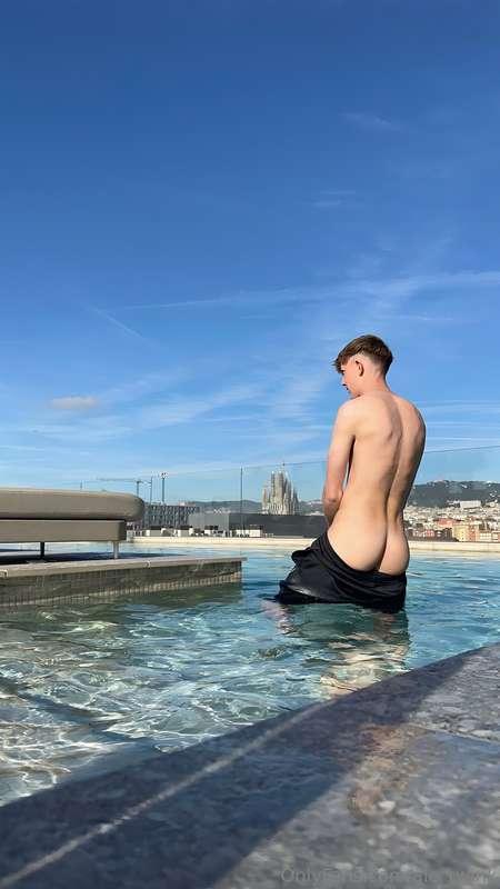 Like this post if you’d throw @tombakerx in the pool too!😉🙏