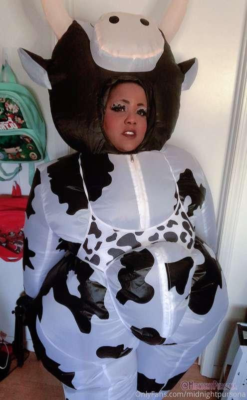 Moo Moo Mama Midnight is here to show off her Mommy Milkers!..