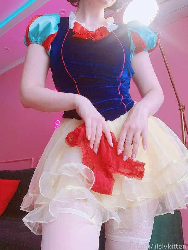 gagged with own panties 😳😳😳
#snowwhite #cosplay #gagged