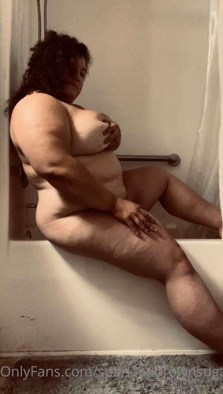 Strike a pose before I jump in 🚿🧼
