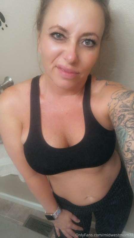 Current mood!  Anyone else go to the gym at the Buttcrack of..
