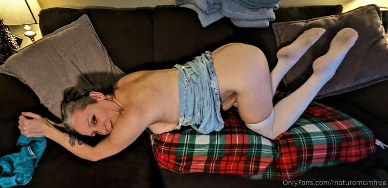 Come over and play with me on the paid page, so many naughty..
