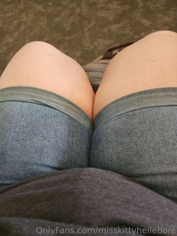 Airport thighs 😋