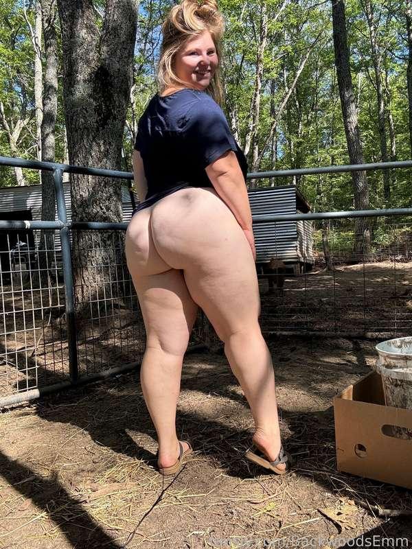 Bend me over bright and early in the morning while the birds are chirping smelling like a hint of fall 🥰 

#farmgirl #country #backwoods #fyp #bbw #chubby #pawg #ass #tits #morningswithemm #outdoors #farm #milf #thick #natural #smile