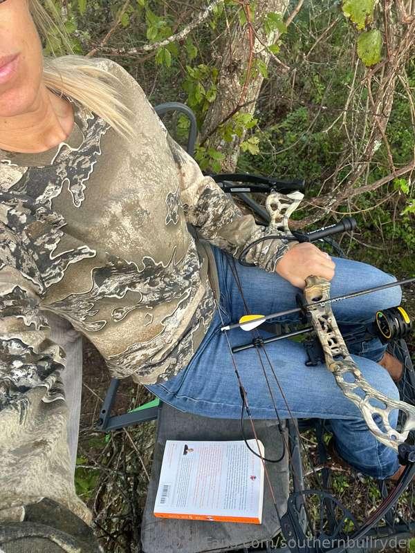 Happy Friday🦌🐾🍁
I think I need some sexier hunting clothes💋