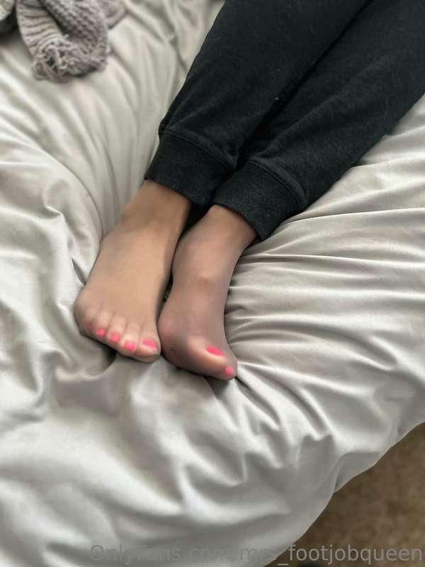 mrs_footjobqueen image #2