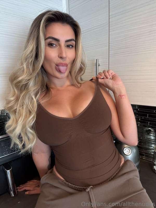 Would you sit next to me or under me 👅?