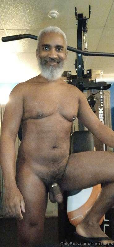 Thirsty Thursday!#beard #musculardaddy #gay #feet #gaycruisi..