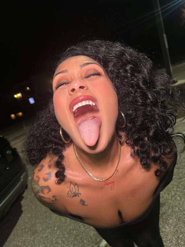 Mouth wide open 👅