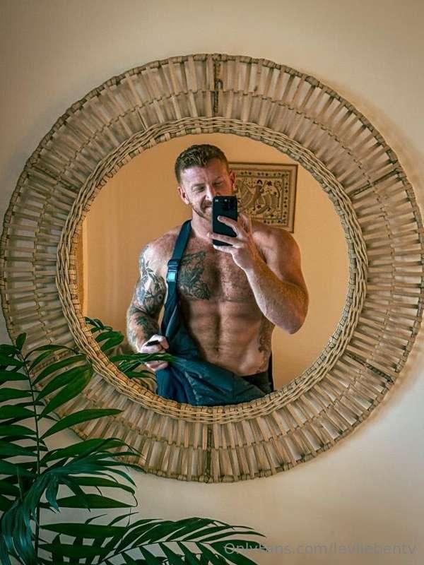 Who even needs a shirt😏