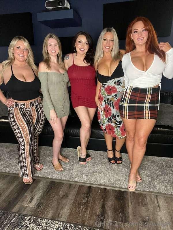My friends and I went to a sex toy party 🥵
@sweetjaimie
@hol..