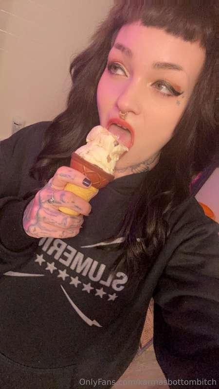 karmasbottombitch image #0