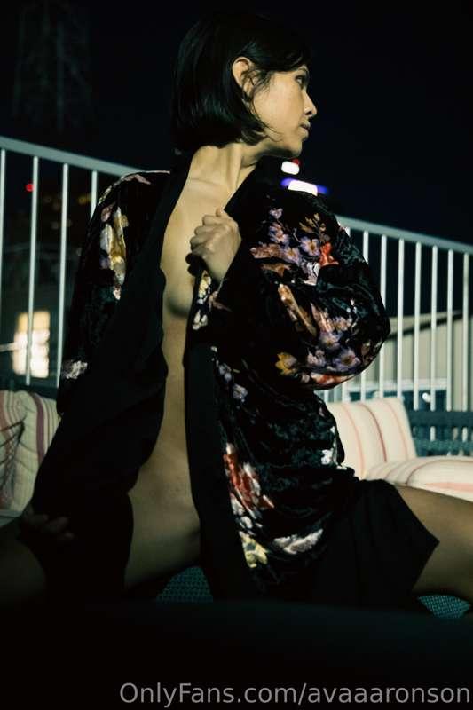 Night photoshoots on my roof 😈 go to @avaaaronsonvip to see ..