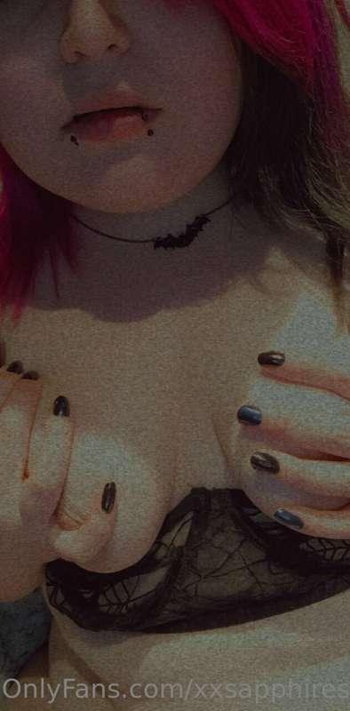 ☆hello my sweet horny friends☆
do you like spooky lingerie  ..