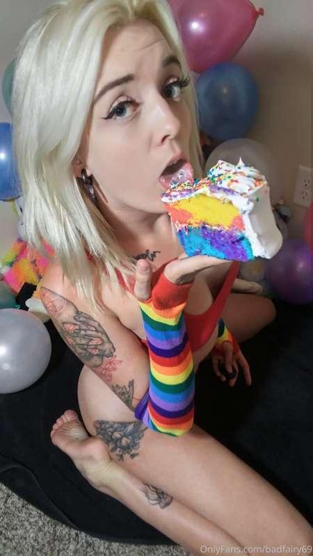 It’s my birthday 🥳 buy some content or tip me please 🥺🥳