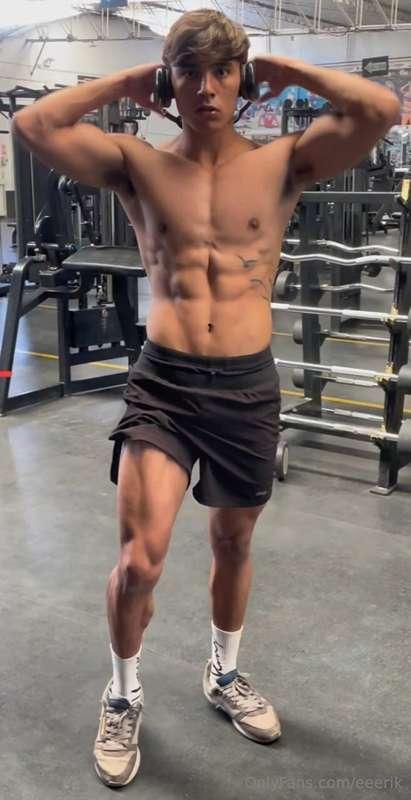 Looking for a big, veiny cock and a nice ass too? 🍑🍆💦@pisani..