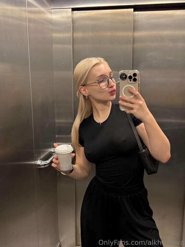 I like to take a cup of coffee for my morning walk🌿🧚🏻‍♀️ It ..