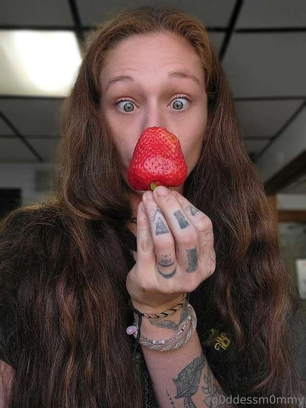 I love strawberries 🍓 😋 