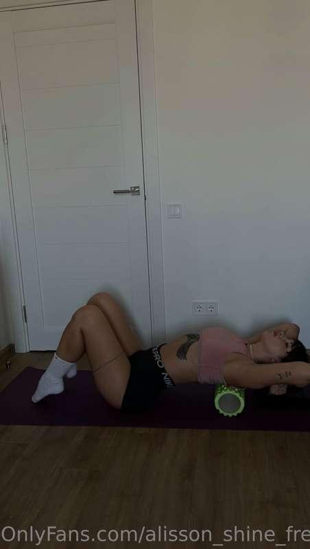 Sporty chic, even when I'm at home! 💁‍♀️