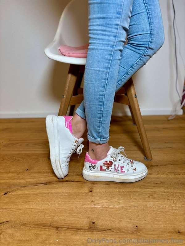 Get the whole post series containing 13 pics and 2 videos (1..